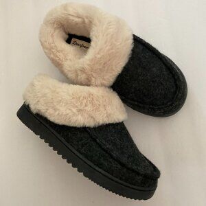 DEARFOAMS Women's Slippers NWOT Size S 5-6
